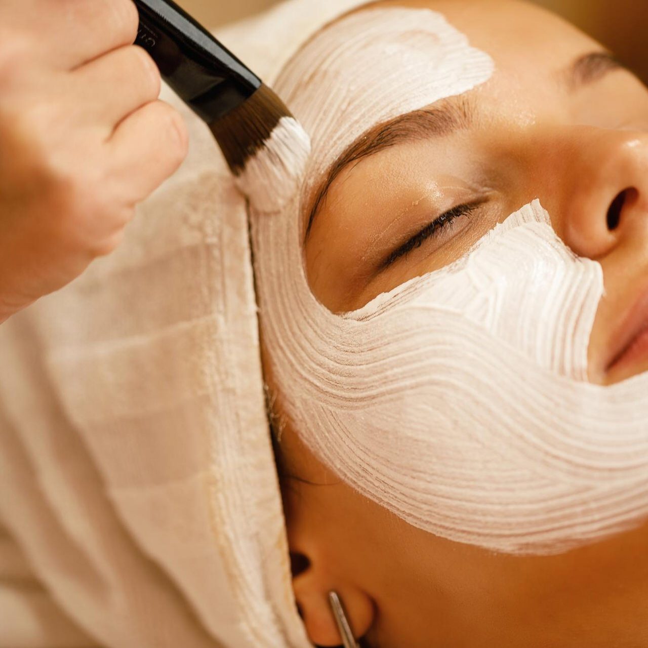 closeup-beautiful-woman-getting-white-facial-mask-during-spa-treatment-beauty-salon